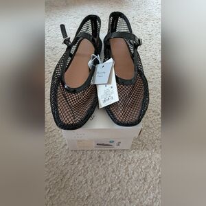 NWT, black flat, just in time for the warm weather